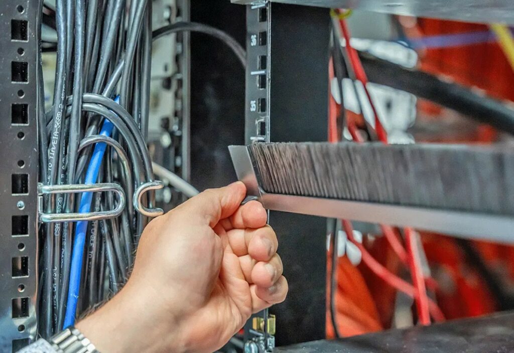 colocacion cepillo paso de cables en armario rack