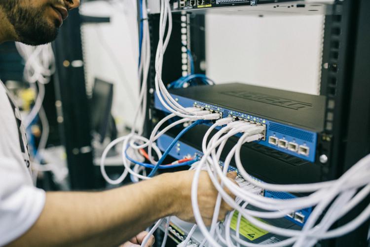 mejorar el sellado y la protección en instalaciones ccon cepillos pasacables